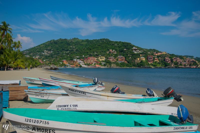 La Playa Principal de Zihuatanejo La Playa Principal de Zihuatanejo